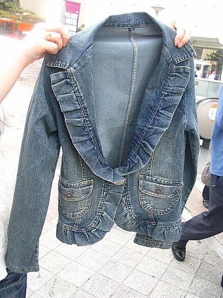 襟ぐりと全体的なラインがなんとも女性らしいデニムジャケット。なんと１万ウォン！！！