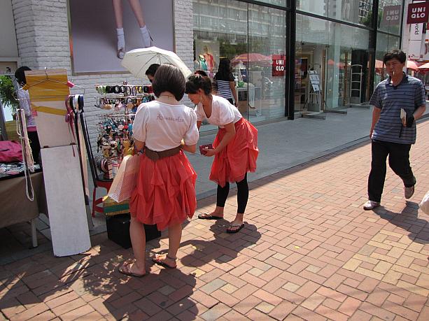 こちらのお姉さん方も楽しそうにショッピングしてました^^ていうか、この方達、お揃いの服ですねぇ^^仲良さそう～♪