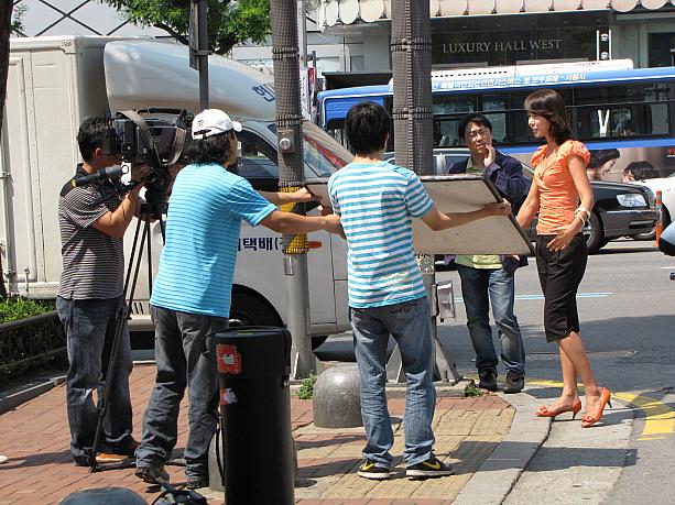 屋台が終わったら、その先でテレビの撮影をしてました。なんの撮影か分らなかったけど、レポーターのお姉さんがキレイでした^^屋台で売っていた洋服や小物は、ナビ的にオシャレじゃ～ん！って思いましたよぉ^^みなさんもぜひチェックしてみてくださ～い^^
