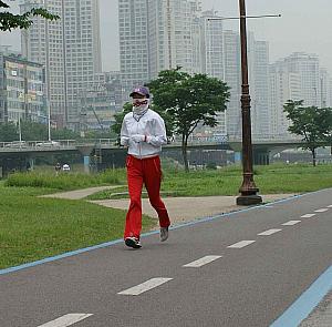 覆面の中央にちゃんと息をするための穴が開いているというのも、女性ならではの心遣いですね。