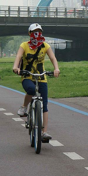 覆面の中央にちゃんと息をするための穴が開いているというのも、女性ならではの心遣いですね。