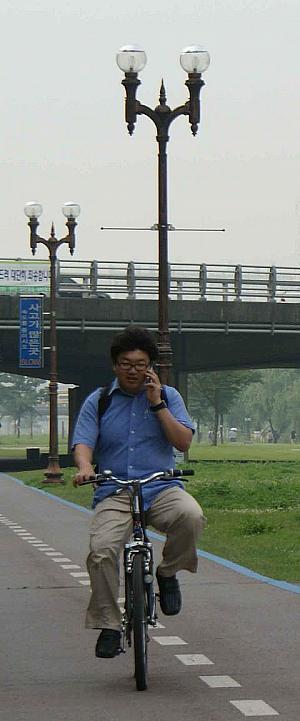 携帯を片手にするアスリート
