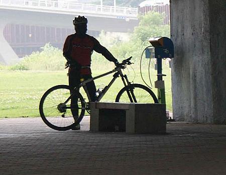 この川辺には、清潔なトイレと水飲み場、そして自転車用の空気ポンプが設置されています。全国民アスリート運動ですね。