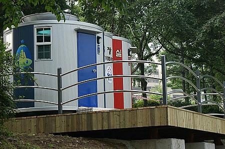 この川辺には、清潔なトイレと水飲み場、そして自転車用の空気ポンプが設置されています。全国民アスリート運動ですね。