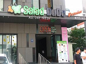 なんだか明るく健康的なカンジのレストラン「Salad DuDe」。比較的お手頃な価格でパスタやステーキのセットコースがいただけるみたいですョ。
