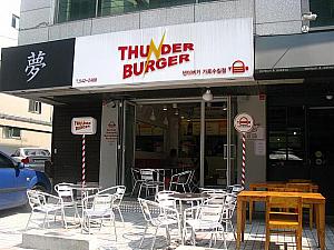 「N」の文字に気合の入っている「THUNDER BURGER」は、手作りのバーガーが美味しいと評判！
