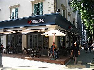 おなじみネスカフェの「café Nescafé 」は、つい最近オープンしたみたい！オープンな造りが注目を集めているよう。