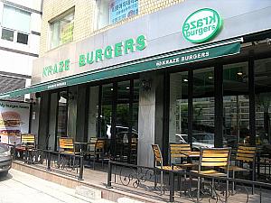 おなじみ韓国生まれ（？実はもともと外国から来たというウワサも聞いたコトもあるが・・・）のハンバーガーショップ「KRAZE BURGER」（クラジェバーガー）は、狎鴎亭駅側の入口に。