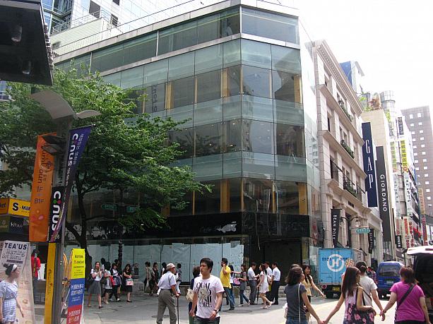 お話によると、この建物の１階から５階まで全てネイチャーリパブリックが入るとか。明洞で土地の値段が一番高いと言われるこの場所にある、こんな大きな建物に！いや～、ホントびっくりです＾＾；ちなみに工事終了、オープン予定は今月２４日だそうですよ！