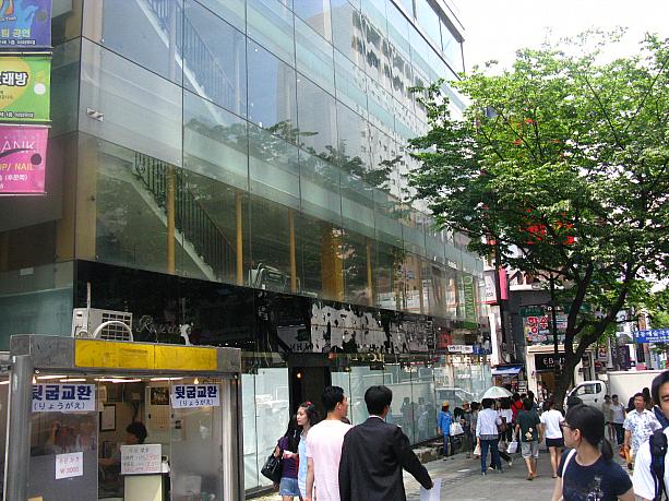 少し行くと左の角にあったカフェチェーン店「PASCUCCI」(パスクッチ)が、なんと無くなっている！？看板がとり外されています！