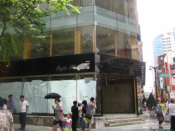 反対側から見るとこのとおり！ガラス越しにカフェで休憩する人が見えた店内はガラーンと空洞に～！