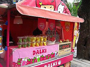 入口では韓国キャラクター「タルギ」の屋台がお出迎え！夏ということでフルーツジュースです。