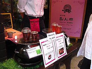 夏の屋台フードといえば冷たい飲み物やフルーツバー！ここ仁寺洞では五味子茶（オミジャチャ）などの伝統茶なんかもあります！
