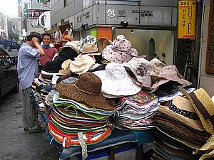 サンダルや帽子など夏のファションアイテムを売るお店もちらほら。