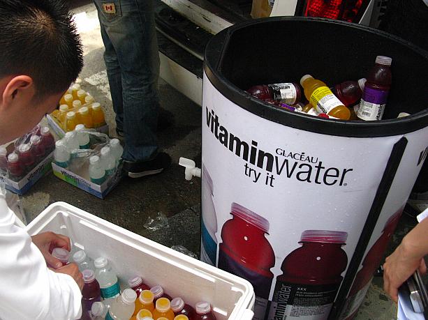 あ！コレは今年の夏、アジアに初上陸して話題のNY発ドリンク「GLACEAU vitamin water(グラソー・ビタミンウォーター)」じゃないですか！日本でも昨日、東京エリア限定で販売がスタートしたそうですね！