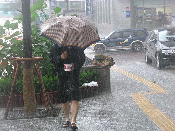 ・・・と、この雨の中、傘をさしながらカップラーメンを持って歩く人が！？この方は配達のお兄さん。このまま配達用のトラックに乗っていらっしゃいました。お昼ごはんなんですね。どしゃ降りの中、お疲れ様です！