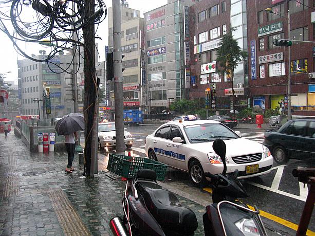 地下鉄駅の近くには、タクシーが数台待機。こんな雨じゃ歩くのも大変だから、駅を出るとついつい乗っちゃいそう＾＾；