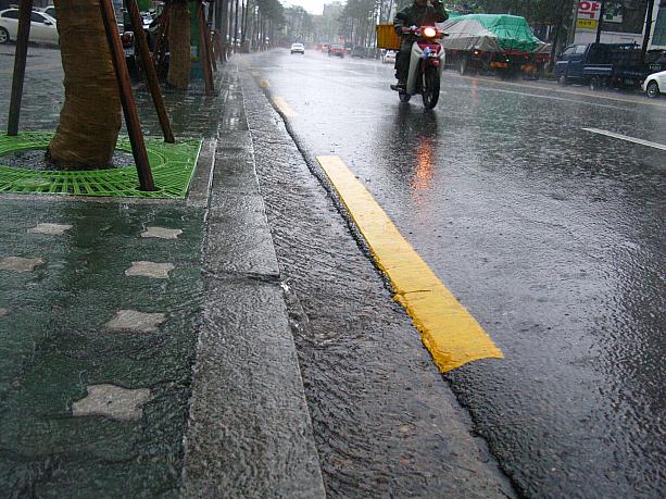 水たまり・・・だけじゃなく、道路は川のよう。実は今日の朝、気象庁からソウル、仁川、京畿地方に豪雨注意報が発令されたんです！