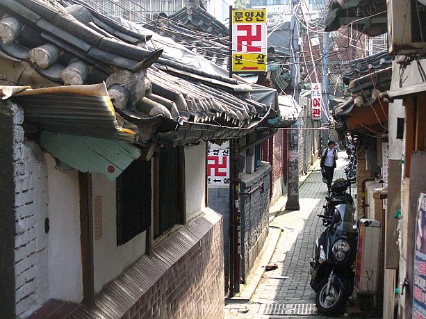 さらに横に伸びた細～い路地には、こんな瓦屋根の古いお家の並ぶ風景が・・・