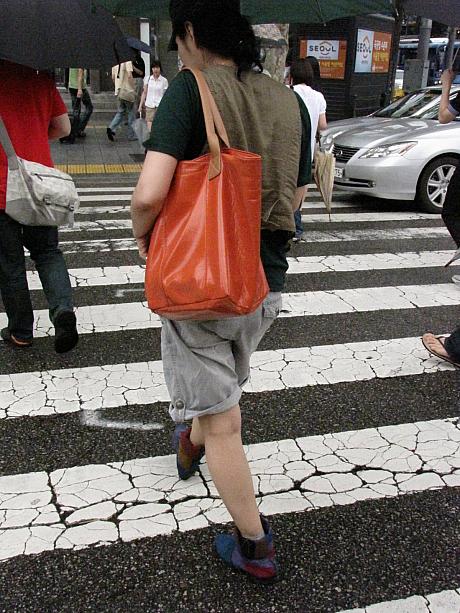 レインブーツも流行ですよねぇ^^ロング丈のもカワイイけど、こんなショート丈のレインブーツも個性的でカワイイ！今日、明日、そして来週の初めもソウルは雨の予報です。オシャレでカワイイ自分だけのレイングッズを選んで、雨の日を楽しんで下さい～！^^