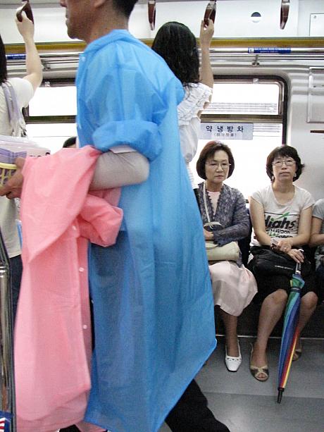 電車の中でも今の時期にピッタリ（？）なカラフルなレインコートを売っています。おばさまを中心によく売れてますよぉ^^