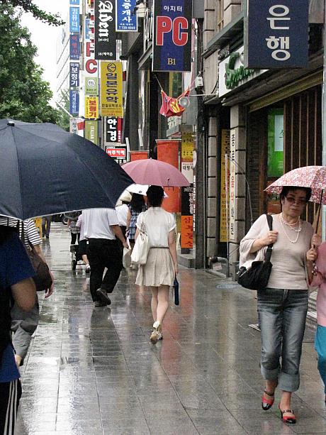 昨日はキレイな青空だったのに、今日は朝からポツポツと降り出し、午後には完全に雨降りのソウル・・・。雨っていうだけで憂鬱な気分になりますが、こんな雨の日だからこそ、小物で少しでも気分を上げたい！