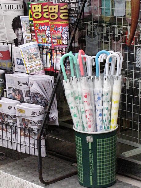 コンビニで売られているビニール傘、ただの透明なビニールだったら普通な感じですが、最近ではこんなドット柄もあってカワイク進化してます。