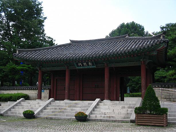 この「孝昌公園」へは、地下鉄6号線ヒョチャンコンウォンアッ(孝昌公園前)駅で降り、1番出口か2番出口から北に向かって500ｍほど行くと入口があります。外を歩くには少し暑い季節だけど、涼しい木陰で休んだりムグンファの花を鑑賞したりできるこんな公園で夏のお散歩はいかが！？＾＾