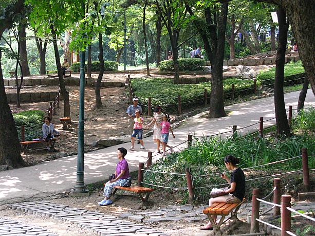 入口近くでは、緑に囲まれたこの公園にやってきた近所の人たちの姿もたくさん見えます。