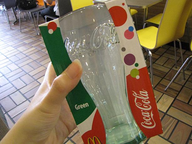 改めてコップだけ撮ってみると結構大きい！これでコーラ飲んだらおいしいんだろうなぁ♪来週はピンクと黄色がもらえるみたいなんでまた来週行かないと！（笑）あっ！ビックマックのＬセットですが残さずキレ～イに頂きましたヨ^^韓国のマクドナルドって日本のよりサッパリしてるので結構食べれちゃうんです！（ナビだけか・・・？^^；）みなさんも一度韓国のマクドナルド食べてみて下さい～！^^