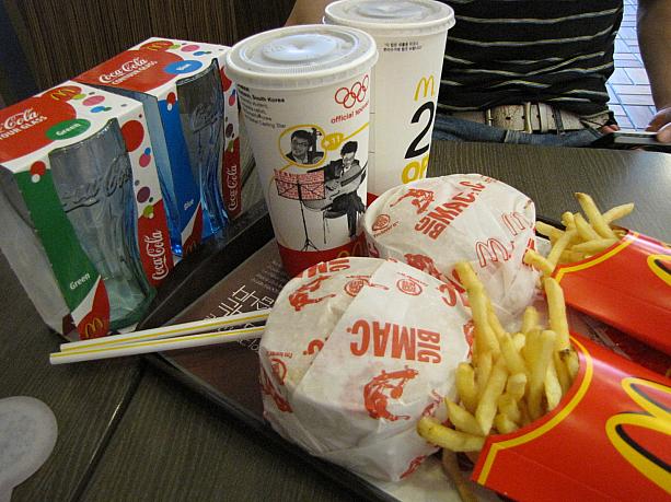 ナビは張り切ってナビ友と２つＬセット（しかも２つともビックマック^^；）を頼んで仲良くゲット～！ナビは６色あるうちのピンクが欲しかったのに、今週は青と緑の２色だけ・・・。