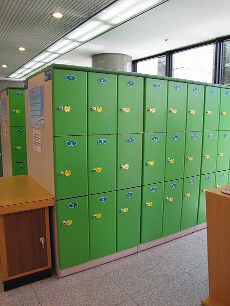 館内に手荷物を持って入るのが禁止されてるので、図書館利用カードをもらったら最低限必要なもの（財布や携帯など）以外はこのロッカーへ！こちらも案内デスクのすぐ前にありますヨ～。（コインロッカー使用料は無料）もちろん館内は地下の食堂も含め全階が撮影禁止なのでカメラもロッカーへ。（中の様子を取りたかったナビは泣く泣く断念しました・・・）