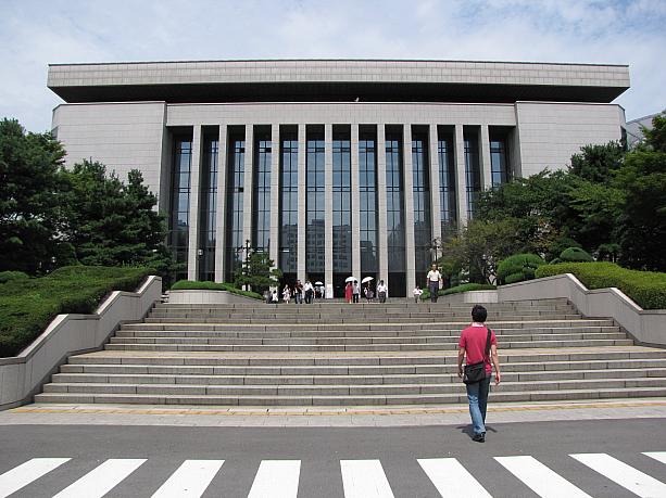 はい！こちらが「国会図書館」です！！ホントすごい大きいでしょ？？雰囲気もなんか高級な感じ？？（笑）
