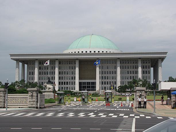 うわ～っ！！！国会議事堂が目の前に！！！すごいなぁ～。大きいなぁ～。でも今日はこの国会議事堂の隣にある・・・。