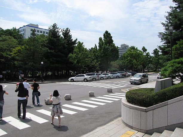 ちなみに写真の車が並んでる道（右側の道）をまっすぐ行けば「国会議事堂」です。