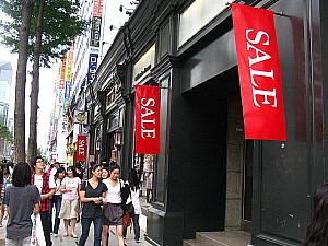 韓国ブランドの路面店が並ぶメインストリートではあちこちに「セール」の文字が～。そして「ユニクロ」には早くも秋物登場！？