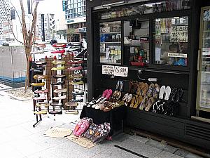 街角の小さな「S-SHOP」に並ぶ靴。普通は見ないぞ！？