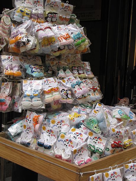 と思ってたらなんとすぐに雨は止んじゃいました^^；拍子抜けしたナビですが代わりに屋台でこ～んなカワイイ靴下を発見！生まれたての赤ちゃん専用（？）靴下！