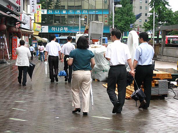 そんな久々の雨も、お昼過ぎにはすっかり止んでしまいました～。これからまたしばらく、太陽の照る暑い日が続くとか。残暑も厳しそうですが、夏はもうすぐ終わりそう。これからまた、秋の気配を感じるものや秋っぽいものをソウルの街で発見したら、みなさんにお伝えしていきますネ！＾＾