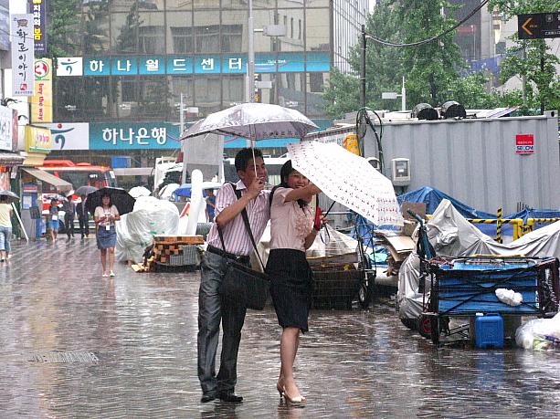 おおっと、こちらは二人で一つの傘を使っていたけれど、雨が強くなり彼女が別の傘をさそうとしているところをカレシが止めようとしている！？それとも最後までカノジョが雨に濡れないように守っているの？？いや～、どちらにしてもすごく楽しそうですっ！
