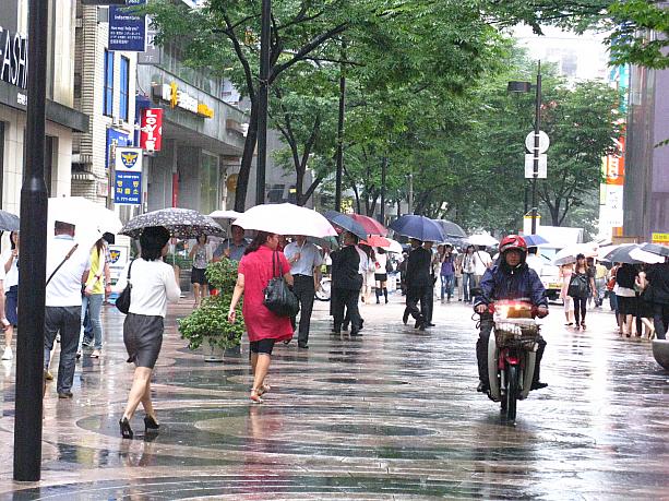 今週中ごろに降ると予想されていた雨。今日の午前中からお昼くらいにかけて、一時的に結構強く降りました。こんな雨は久しぶりだな～。いつも大勢の人で賑わうソウル中心部の繁華街、明洞(ミョンドン)でも久しぶりにあちこちで傘の開いている光景が。ずーっと降ると大変だけれど、たまにはこんな景色も、ちょっといいかも＾＾