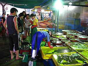 もう一つ、海産物市場が！さすが西海は貝がよく獲れるので、いろ～んな種類の貝がいっぱい！