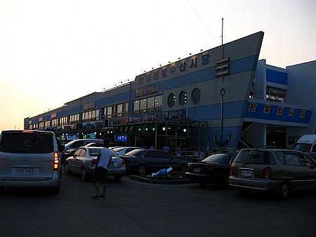こちらが港寄りの「大川港水産市場」。近くに大きな駐車場もあり。