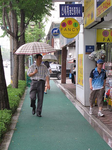 昨日から強く降ってた雨も今日のお昼くらいになると小降りになってきました。最近のソウルは涼しいけど、雨上がりは特に涼しいってことで、まだ雨は上がってませんがぶらっと町を歩いてきました^^今回ぶらっとしてきたのはソウルの江北（カンプッ）の方でも高級な感じがする町、「二村洞（イチョンドン）」。在韓の日本人が多く住んでる町としても有名です。