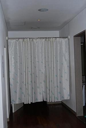 シャワーを浴びてカーテンをくぐると