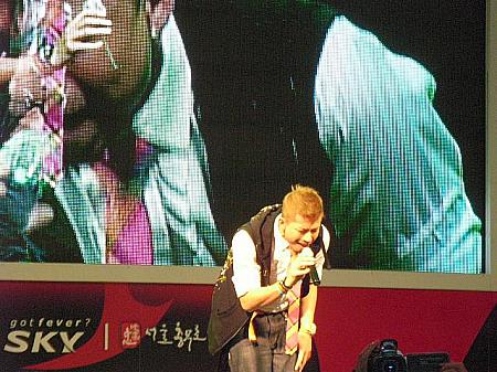 地元香港で大人気のスター達も歌を披露していました。