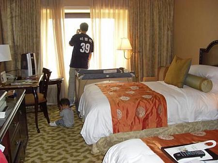 リッツカールトンホテルの室内。子供用ベッドも設置してくれていた



　