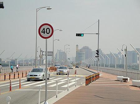 橋の上に横断歩道と信号が。