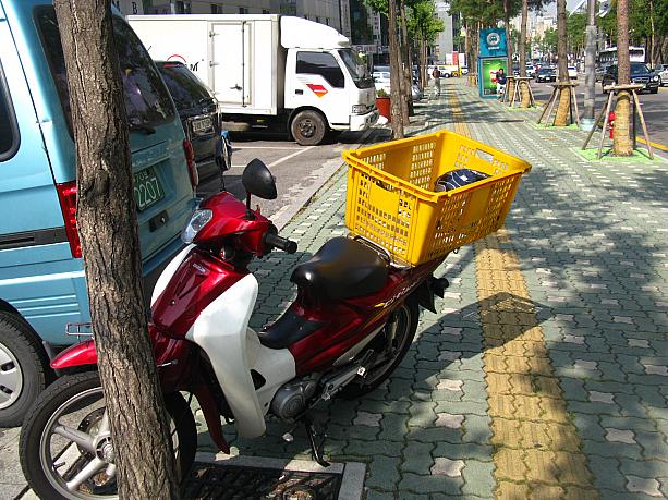 こんなふうに、コンテナボックスをそのまま付けているのもよく見かけるタイプ。