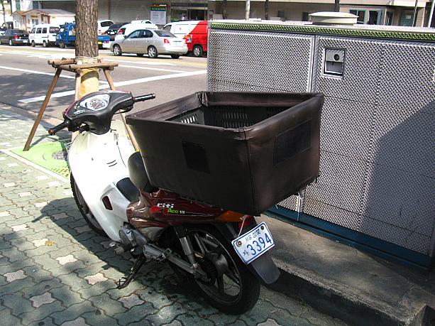 バイクは荷台を使うと物を運ぶのにとっても便利。韓国では、こうやって荷台に箱をくくりつけて、荷物を運びやすくしているバイクをあちこちで見かけます。